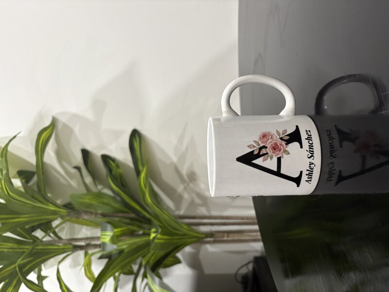 Taza personalizada con foto mostrando calidad de impresión por sublimación